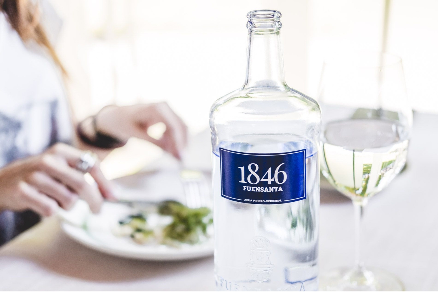 Hidratación saludable con agua mineral natural